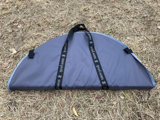 スノーピークちゃぶ台の収納時の状態です。左右のマジックテープで不意に開かないようになっています。