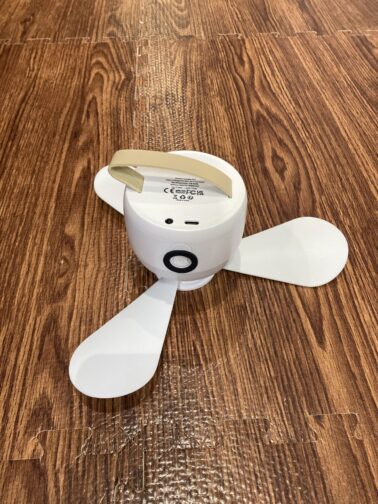 吊り下げ型扇風機。3枚の羽がむき出しになっています。